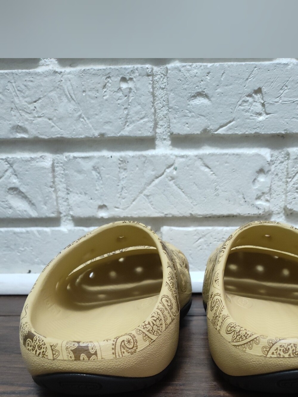 Keen Yogui Arts Clogs Mules Cafe Latte Paisley Slip On Sandals Women's Sz 9 - Picture 5 of 7